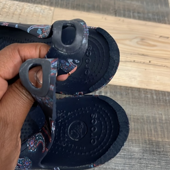 Crocs Women's Kadee Florals Flats Paisley Floral Navy Size 7 Casual Comfy Summer - Picture 11 of 11